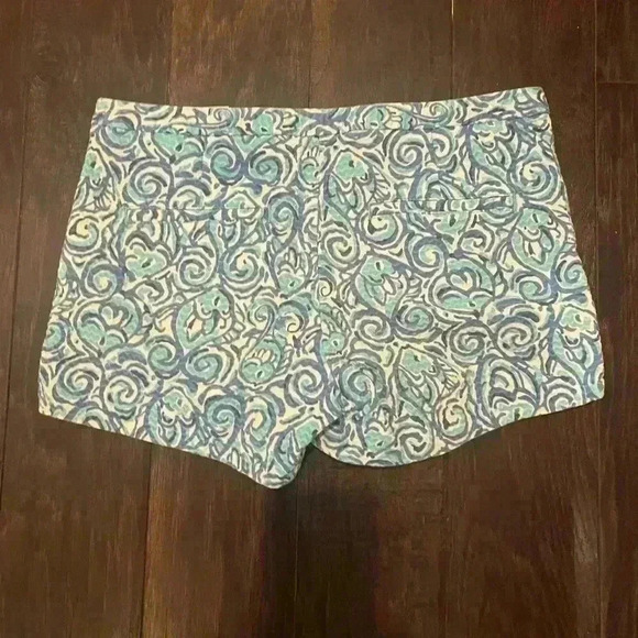 Women Lilly Pulitzer Blue Chasing Tail Fish Addie Shorts Size 2 - Picture 3 of 4